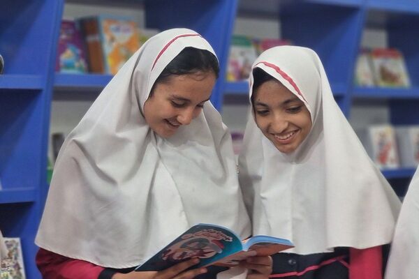 بازید دانش‌آموزان دبستان سعادت از نمایشگاه کتاب