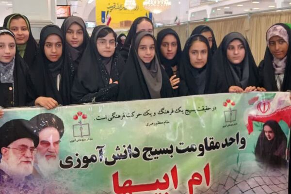 حضور با شکوه دانش‌آموزان و فرهنگیان در مراسم پر فیض نماز جمعه آباده در آستانه روز دانش‌آموز
