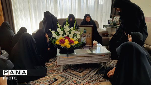 دیدار بانوان خادمیار و دانش‌آموزان از خانه شهید حسین حسینی  