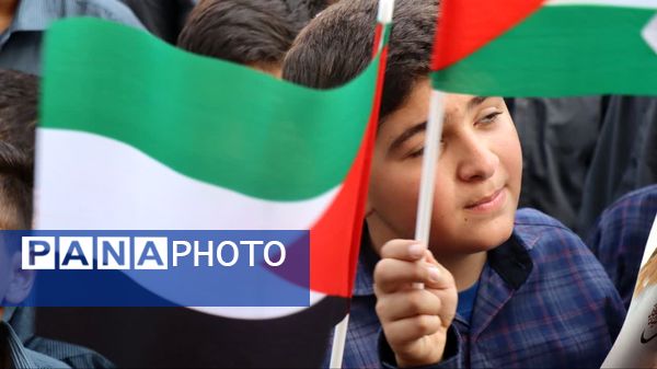  ادای احترام دانش‌آموزان و فرهنگیان شهرستان پاکدشت به مقام شامخ شهیدان مقاومت و شهید سید حسن نصرالله 