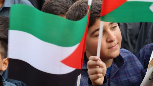  ادای احترام دانش‌آموزان و فرهنگیان شهرستان پاکدشت به مقام شامخ شهیدان مقاومت و شهید سید حسن نصرالله 