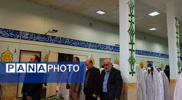 همخوانی سرود «ایرانمون» در دبیرستان حضرت معصومه (س) ناحیه 4 کرج 