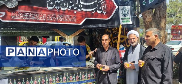 پذیرایی موکب سازمان دانش‌آموزی شهرستان اسفراین از عزاداران امام حسین (ع)