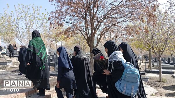 تجدید پیمان دانش‌آموزان دختر شهر ازندریان با شهدای دفاع مقدس