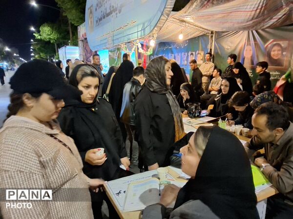 غرفه جهادی آموزش و پرورش ناحیه ۴ تبریز با حضور معلمان فعال علمی و فرهنگی، در میدان ساعت تبریز