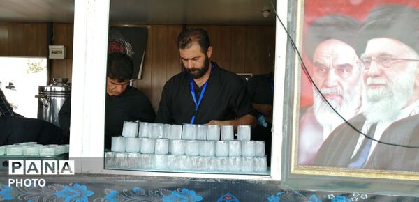 خدمت‌رسانی موکب سیمان آبیک در مسیر زائران؛ همراهی خادمان در پذیرایی و بدرقه