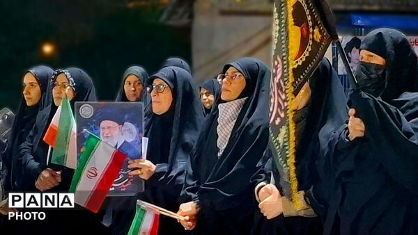 تجلی وحدت در کومله؛ تجمع شبانه در حمایت از نیروهای مسلح و رهبر معظم انقلاب