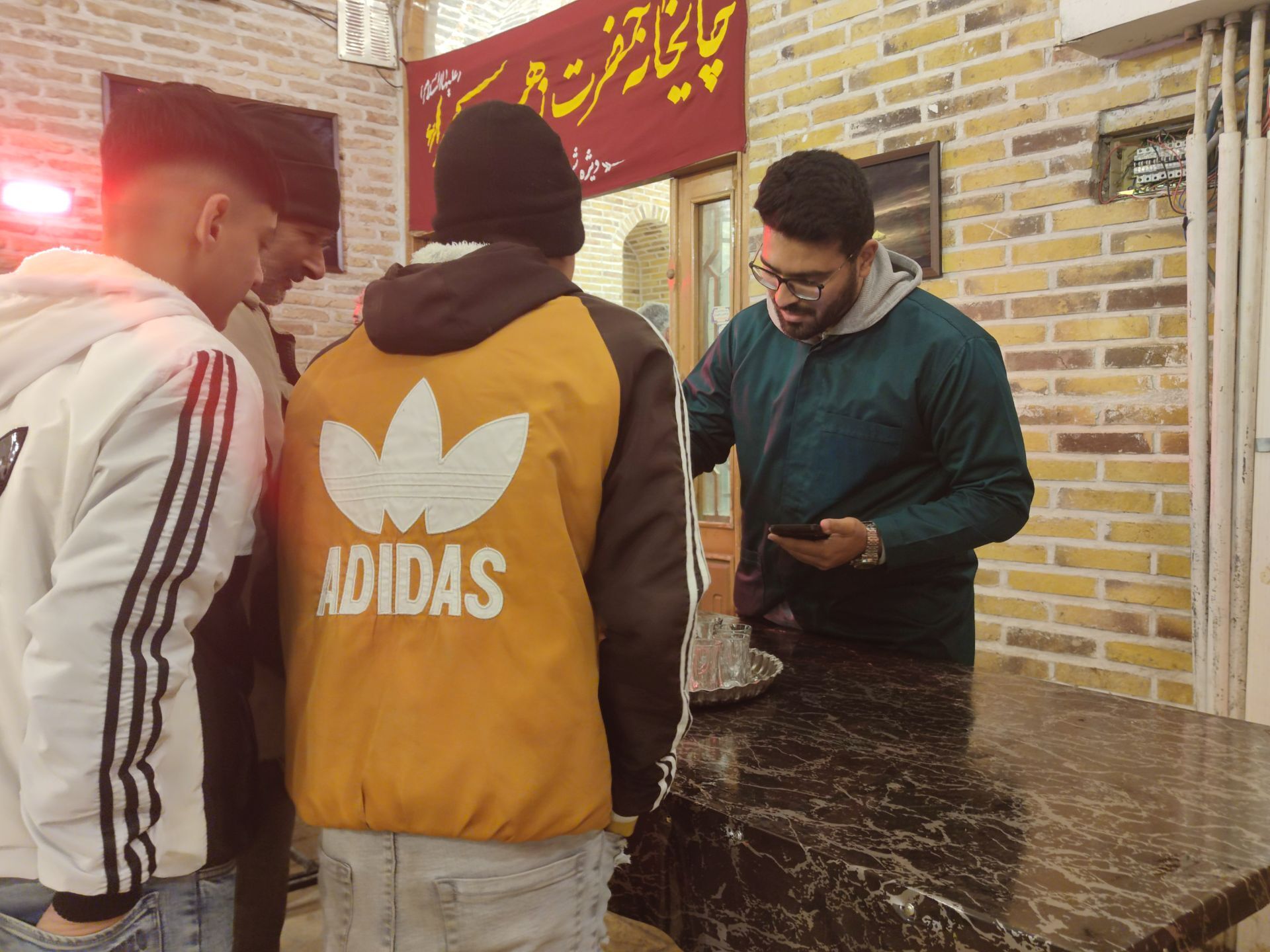 فعالیت چایخانه حضرت زهرا(س) نیشابور در هوای سرد زمستانی 
