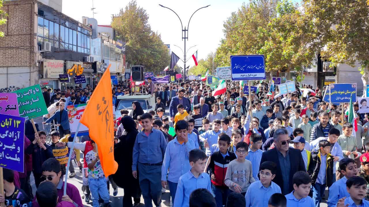 راهپیمایی باشکوه ۱۳ آبان در کاشمر ، نمایشی از  وحدت، بیداری و استکبارستیزی نسل نو بود