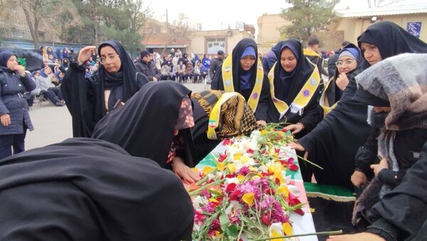 وداع با شهید گمنام در دبیرستان بی بی سلطنت قفلی ناحیه  مشهد مقدس