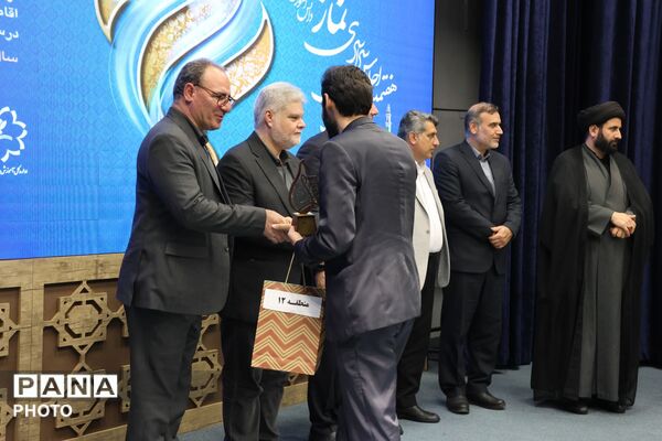 آیین تجلیل از منتخبین استانی اجلاسیه نماز