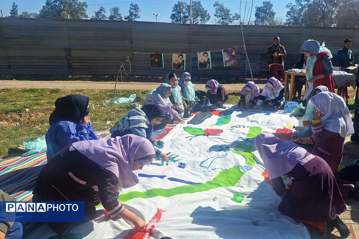 لذت نقاشی همگانی کنار دوستان در بوستان جنت شیراز 