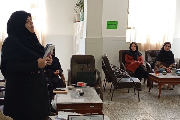 نشست کتابخوان مدرسه‌ای در دبیرستان دخترانه جوادالائمه بهارستان‌دو