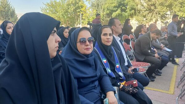 نواختن زنگ استانی مهر، ایثار و مقاومت در مدرسه نمونه دولتی ۹ دی به مناسبت آغاز سال تحصیلی و هفته دفاع مقدس