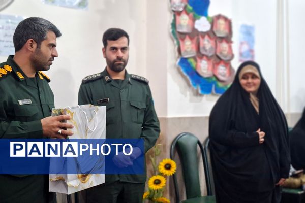 شکوه انقلاب در جشن باشکوه دهه فجر مدرسه نمونه دولتی ارشاد قرچک