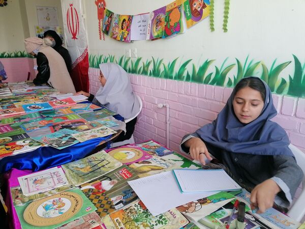 نمایشگاه کتاب در مدرسه تکتم خلیل آباد 