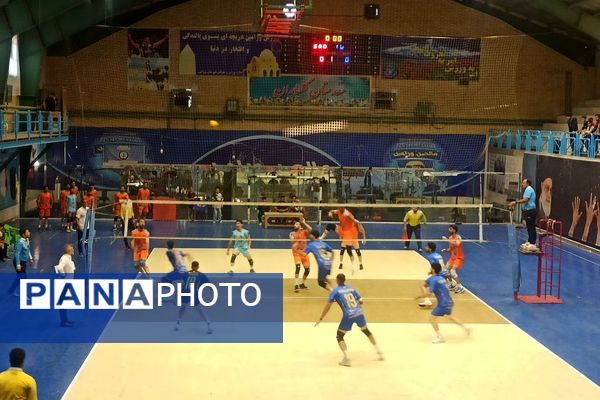 رقابت حساس لیگ دسته اول والیبال کشور در ورامین