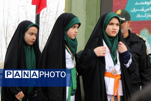 حضور گسترده اقشار مختلف مردم پردیس در راهپیمایی ۲۲ بهمن