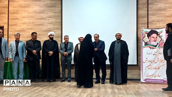تجلیل از فرهنگیان و دانش‌ آموزان فعال قرآن، عترت و نماز