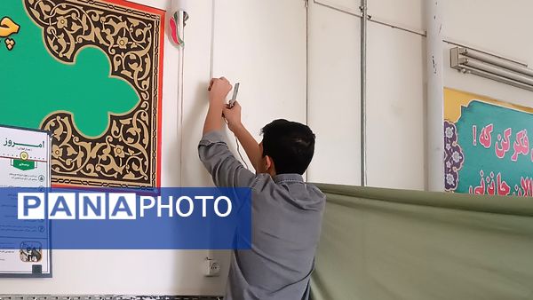 آماده‌سازی نمایشگاه انقلاب به‌‎مناسبت دهه فجر در دبیرستان شاهد ابوذر غفاری نیشابور 