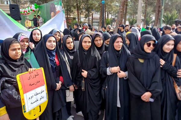 حضور دانش‌آموزان دبیرستان بانوخمسه در راهپیمایی22 بهمن رباط‌کریم 