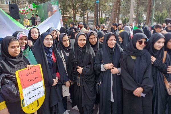 حضور دانش‌آموزان دبیرستان بانوخمسه در راهپیمایی22 بهمن رباط‌کریم 