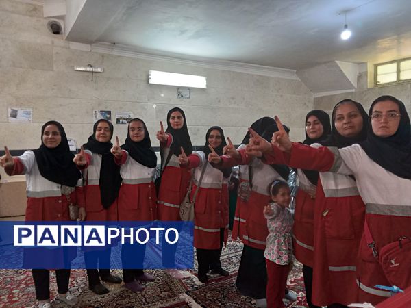 حضور مردم ولایت‌مدار نیشابور در شعبه‌های مختلف اخذ رأی 