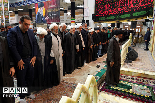 حضور باشکوه عزاداران عاشورایی در نماز جماعت ظهر