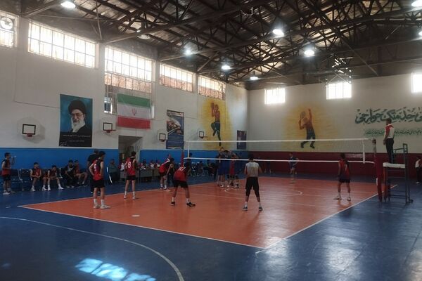 اولین روز مسابقات کشوری  والیبال پسران دانش‌آموز در رودهن 