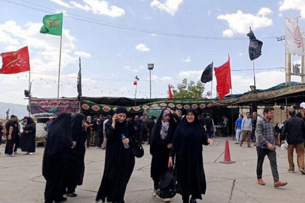 بدرقه پرشور زائران کربلا با نوای گروه سرود نسیم صبا در موکب ابوالفضل (ع)