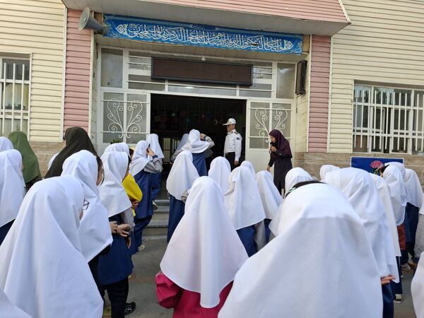 بازدید ماموران نیروی انتظامی در مدرسه 17شهریور بجنورد