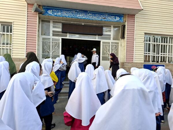 بازدید ماموران نیروی انتظامی در مدرسه 17شهریور بجنورد