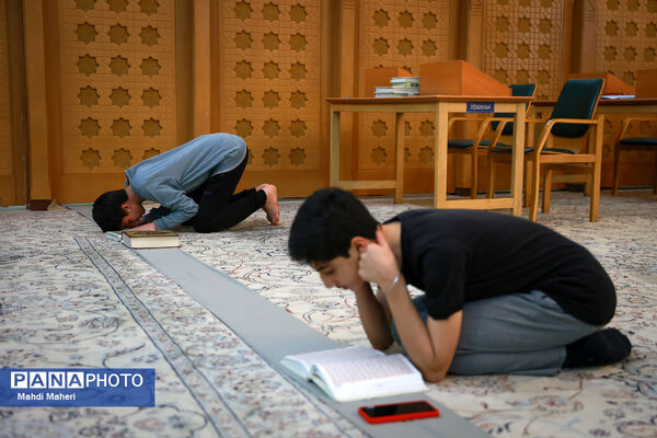 اعتکاف دانش‌آموزی در مسجد جامع شهرک غرب
