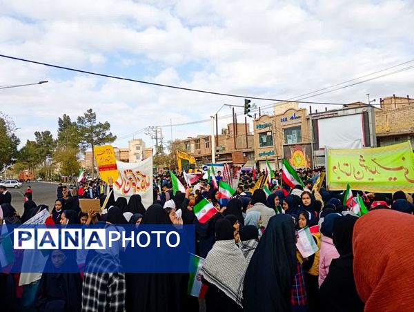 آبان بیداری؛ گام های استوار نسل جوان در مسیر عزت و استقلال