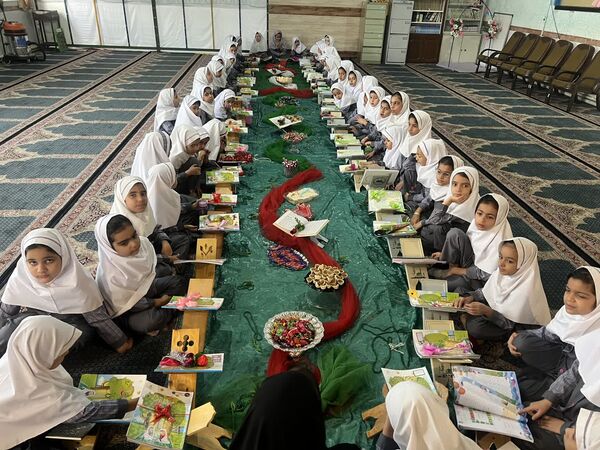 گشایش سفره نور در دبستان احمد کاظمی ۲؛ جشن قرآن کلاس دومی‌ها 