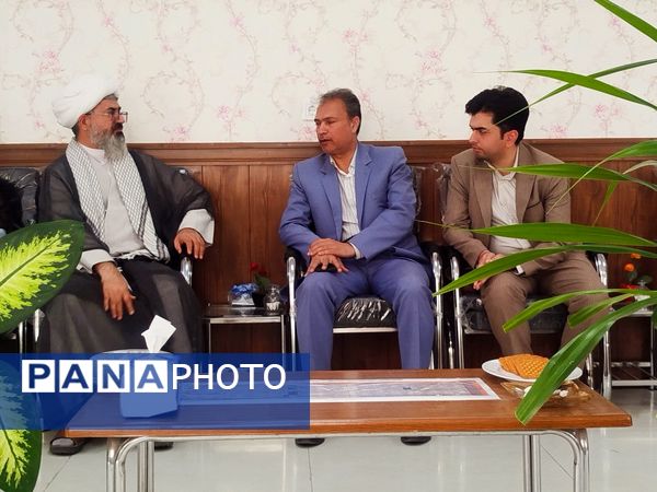 بازدید مدیر آموزش و پرورش و امام جمعه کاشمر از دبیرستان امام خمینی (ره) کاشمر 