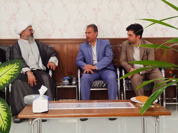 بازدید مدیر آموزش و پرورش و امام جمعه کاشمر از دبیرستان امام خمینی (ره) کاشمر 