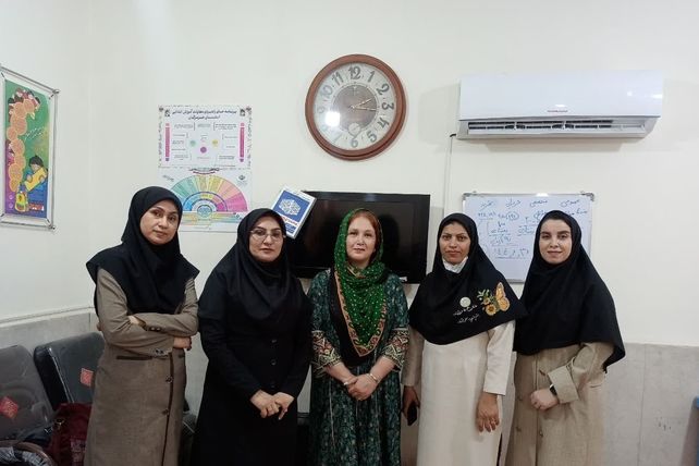 جشن و سرور با نمایش عروسکی و مسابقه در مدرسه شهید ابراهیم تنیده 