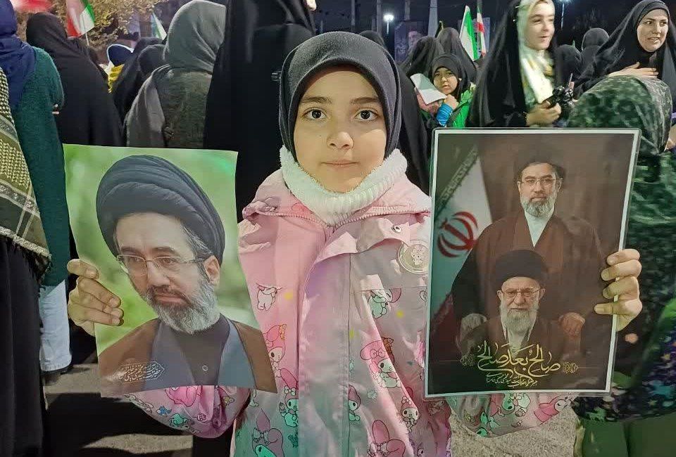 حضور کودکان غیور دهه نودی در راهپیمایی هر شب