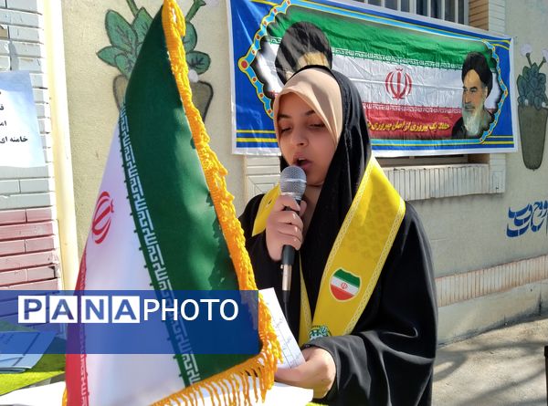 نواختن زنگ انقلاب در دبیرستان بنت‌الهدی صدر رضویه