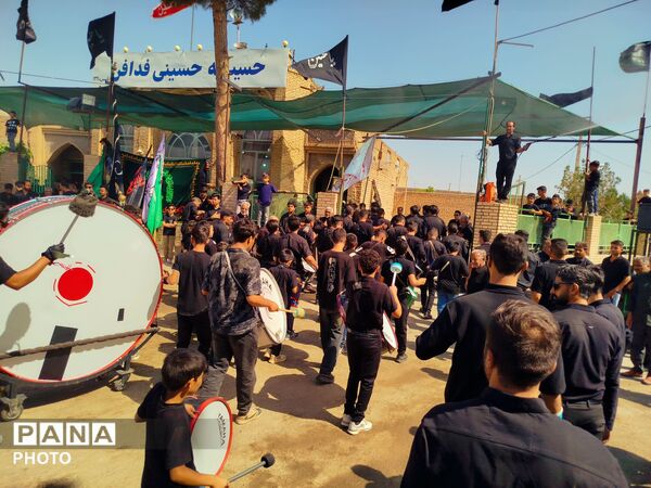 مراسم دسته‌روی زنجیرزنی ظهر عاشورا در روستای فدافن کاشمر