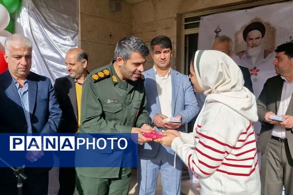 آیین نواخته شدن زنگ انقلاب اسلامی در مدرسه آیت‌الله خامنه‌ای قرچک