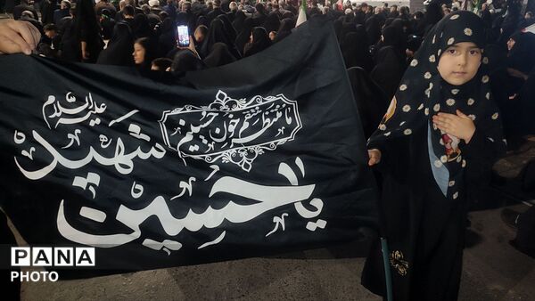 حضور کودکان دهه نودی در مراسم عزاداری شب عاشورای حسینی 