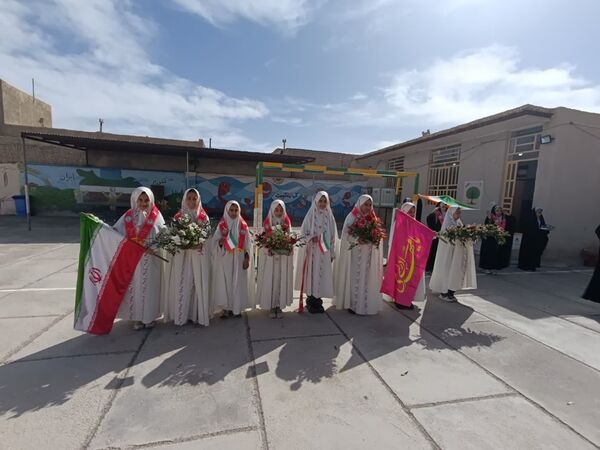 یاوران انقلاب در دبستان خدیجه کبری ابرکوه