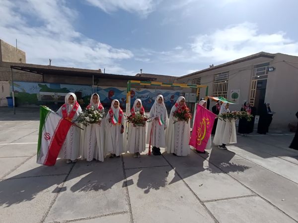 یاوران انقلاب در دبستان خدیجه کبری ابرکوه