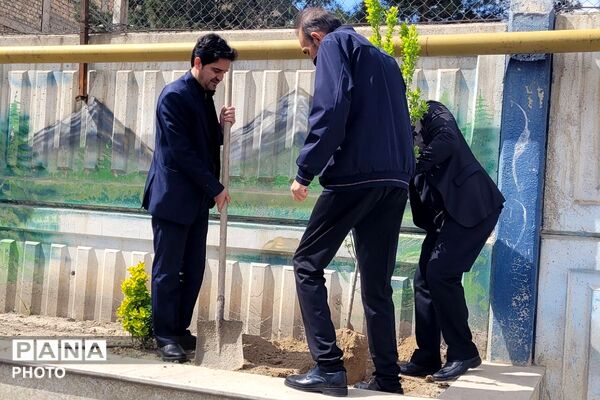 ادای احترام به شهدای دانش‌آموز میناب با رونمایی از زمین چمن و کاشت نهال در بهارستان‌دو