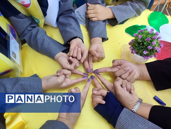  انتخابات شورای دانش‌آموزی در دبیرستان فرزانگان ۴ ناحیه ۷مشهد