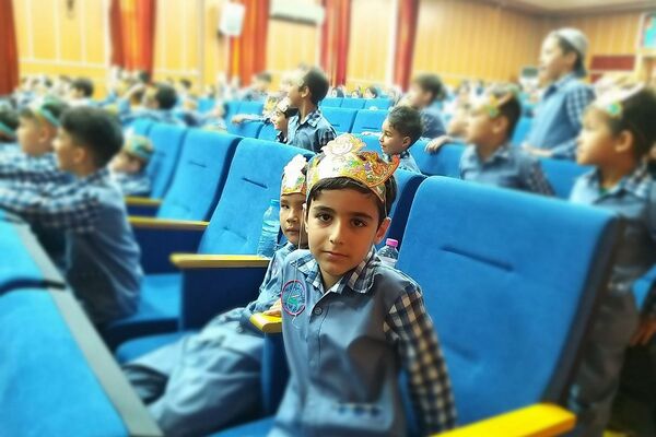 برگزاری جشن الفبای پسران دبستان شهدای غزه در کانون ملائک شهرستان قرچک با حضور گروه نمایشی روناک