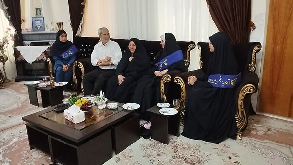 دیدار اعضای انجمن اسلامی هنرستان بصیرت آشخانه با همسر جانباز رسایی پور