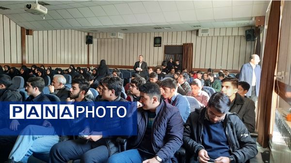 اولین نشست روسای تشکل‌های دانش‌آموزی مدارس سمپاد استان در دبیرستان فرزانگان ۲دوره دوم ناحیه۷ مشهد 